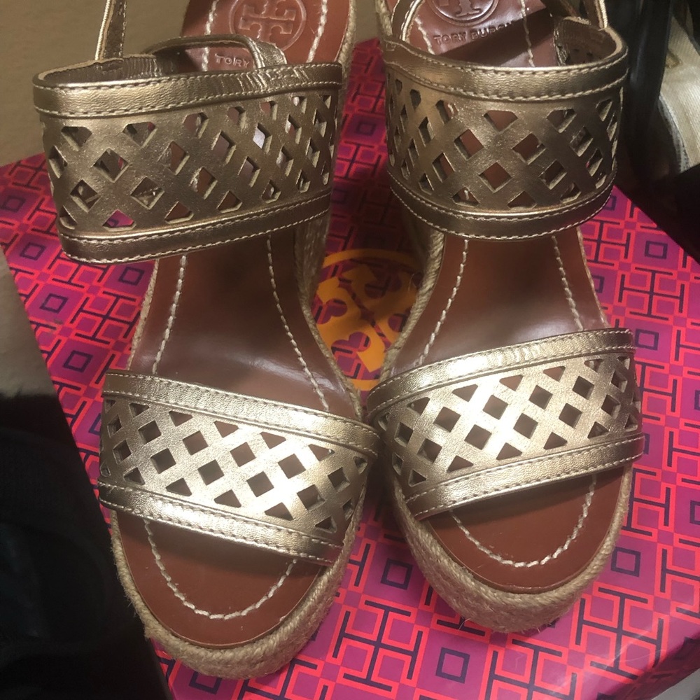 Gold tone Tori Burch wedges .. very comfortable - Picture 6 of 7